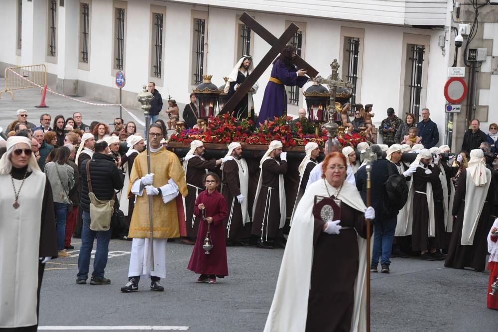 La procesión de Nuestro Padre Jesús Nazareno y Nuestra Señora de la Amargura salió ayer por las calles de la Ciudad Vieja en un Jueves Santo sin apenas lluvia.