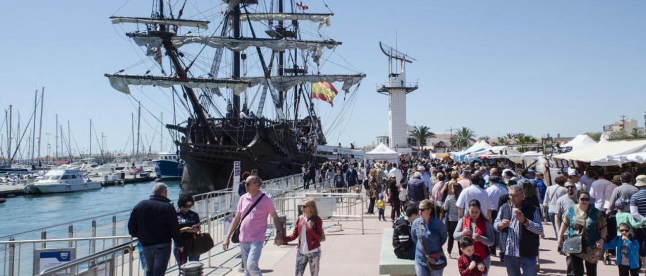 La expectación entre los asistentes por visitar y descubrir los tres navíos históricos en el muelle del puerto de Castelló marcó el día.