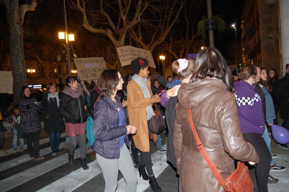 Multitudinària manifestació feminista a Figueres