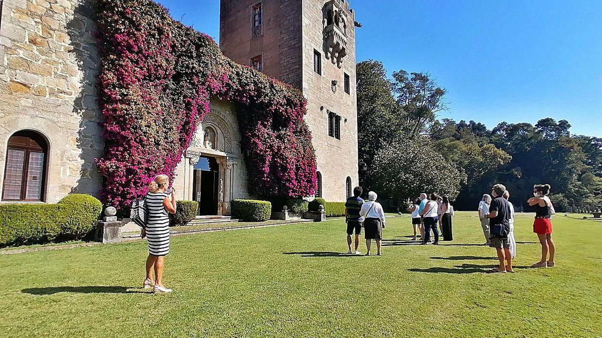 Primeros visitantes del pazo de Meirás tras la sentencia, en septiembre.