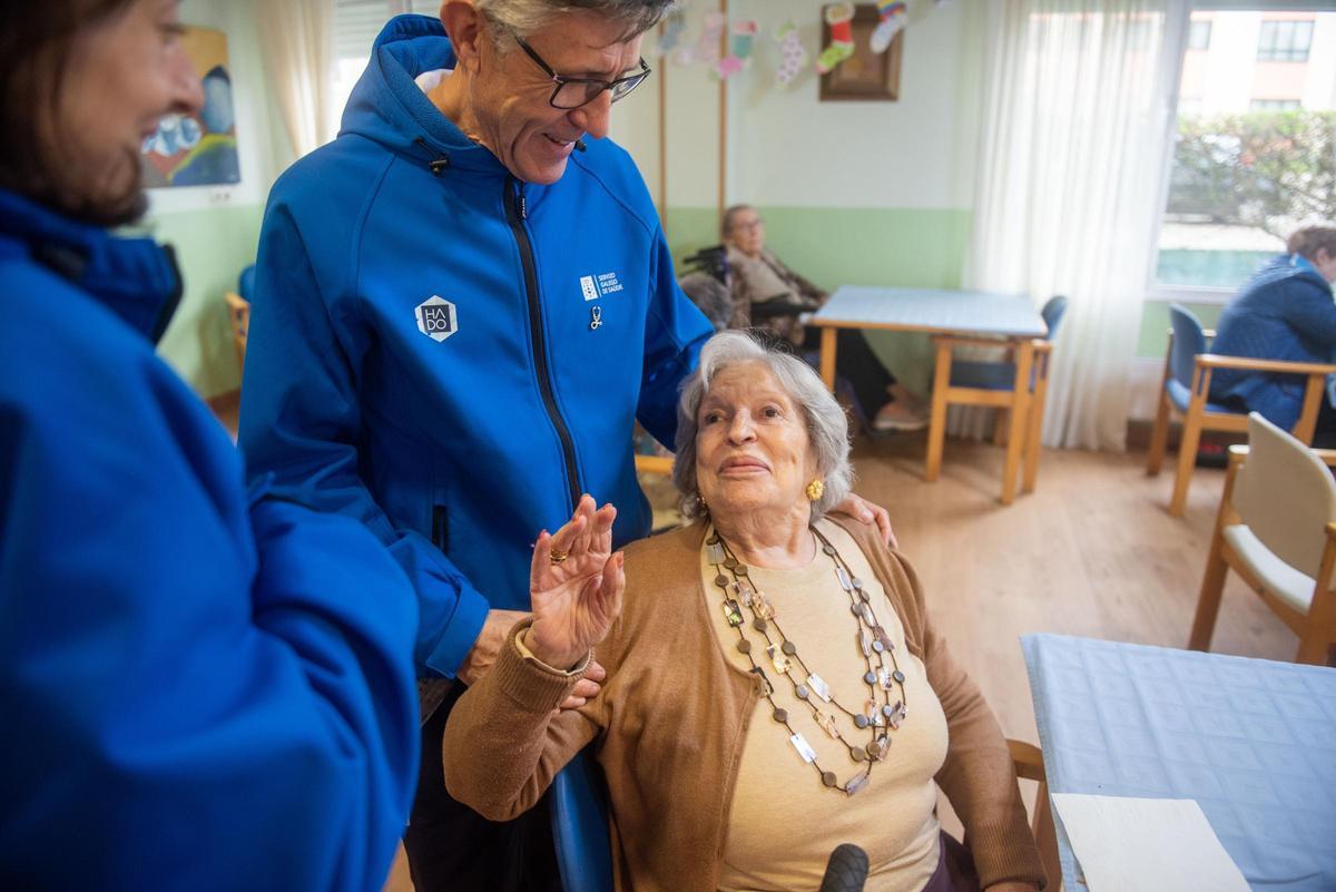 Los doctores Laura Gamonal y Fernando lamelo, junto a una usuaria de la residencia Bellolar de Palavea, durante una visita a ese centro.