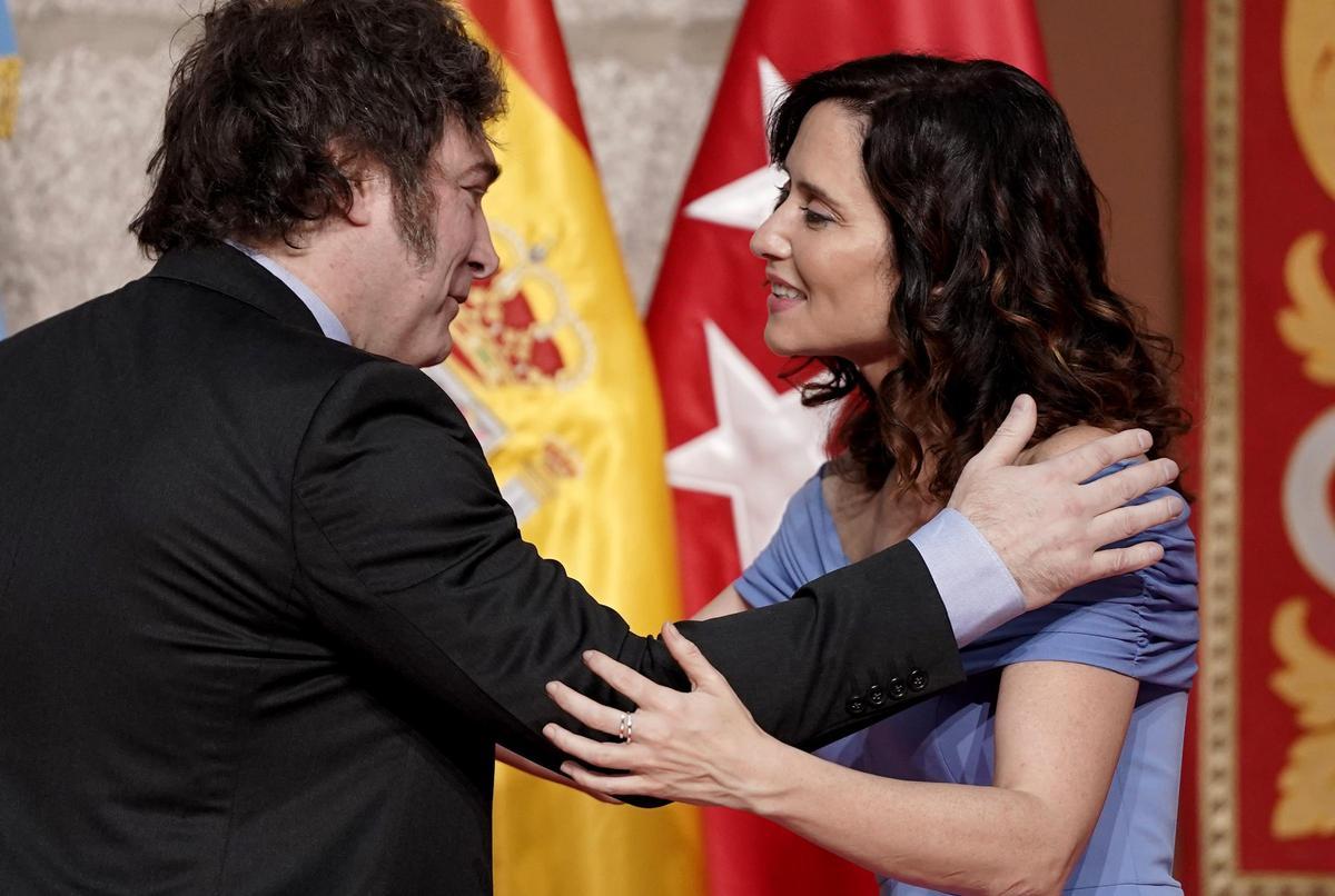 Isabel Díaz Ayuso, presidenta de la Comunidad de Madrid y el presidente de Argentina, Javier Milei durante el acto de condecoración el pasado viernes.