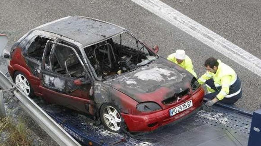 Arde un coche cerca de la entrada de la AP-9 en Chapela