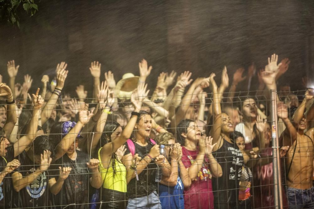 «Amor-Dolor», primer premio de la categoría Especial, arde pasada la una de la mañana bajo la atenta mirada de cientos de personas y una comisión emocionada