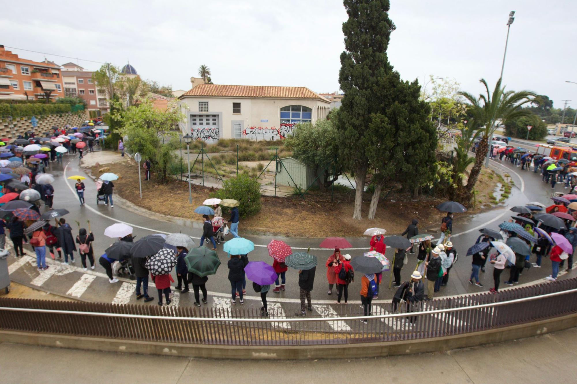 Miles de alicantinos acompañan a la Santa Faz en su peregrinación pese a la lluvia