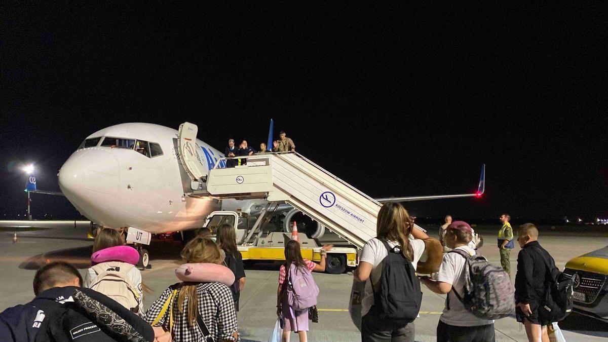 Los menores, tras llegar del aeropuerto de Asturias al de Rzeszow, en Polonia, el pasado 29 de agosto.