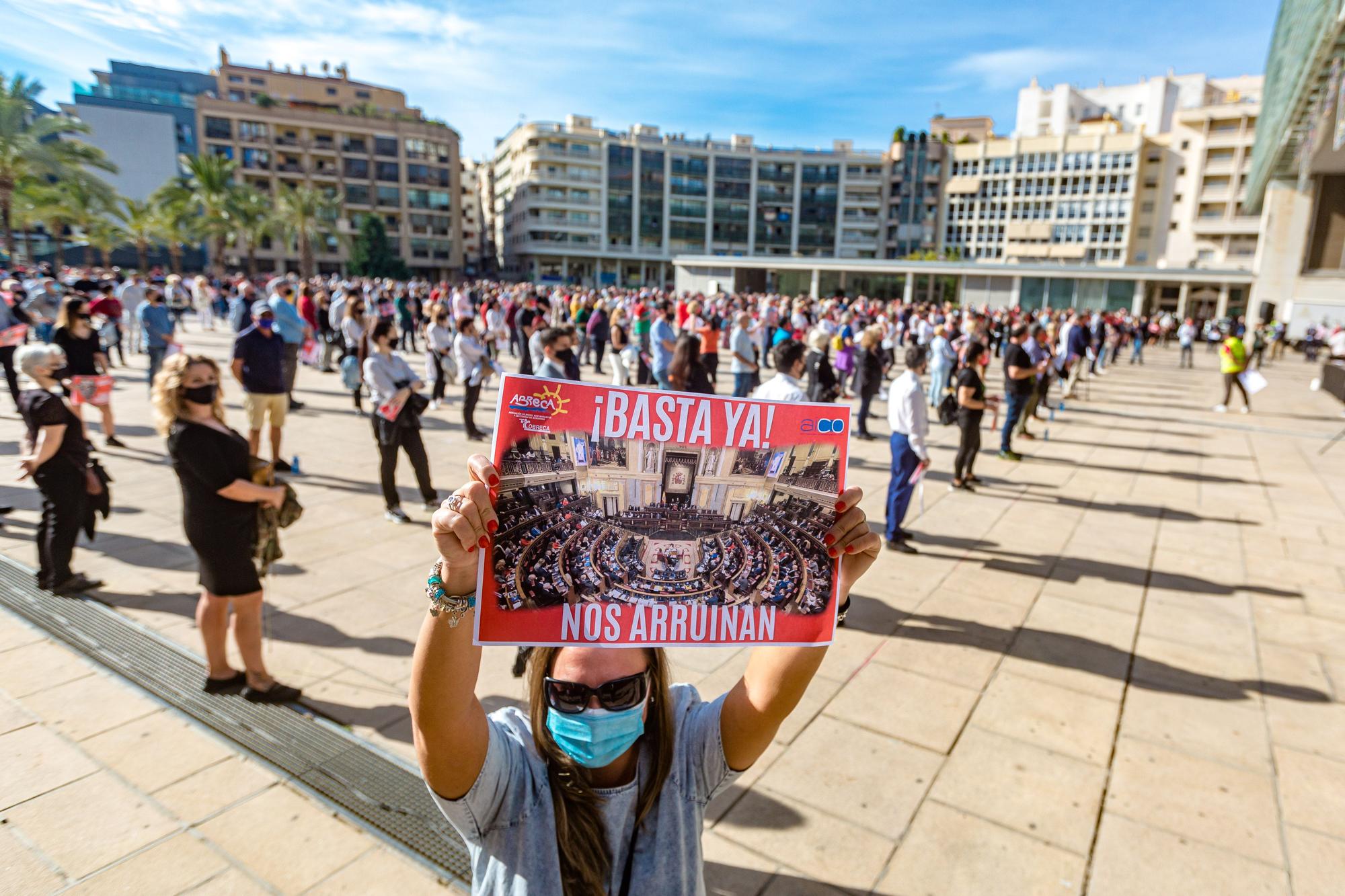 Hosteleros y comerciantes protestan en Benidorm contra las medidas del Gobierno