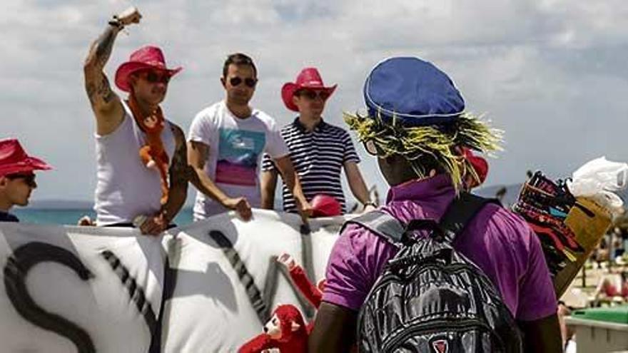 Un grupo de turistas se divierten en la Platja de Palma este verano.