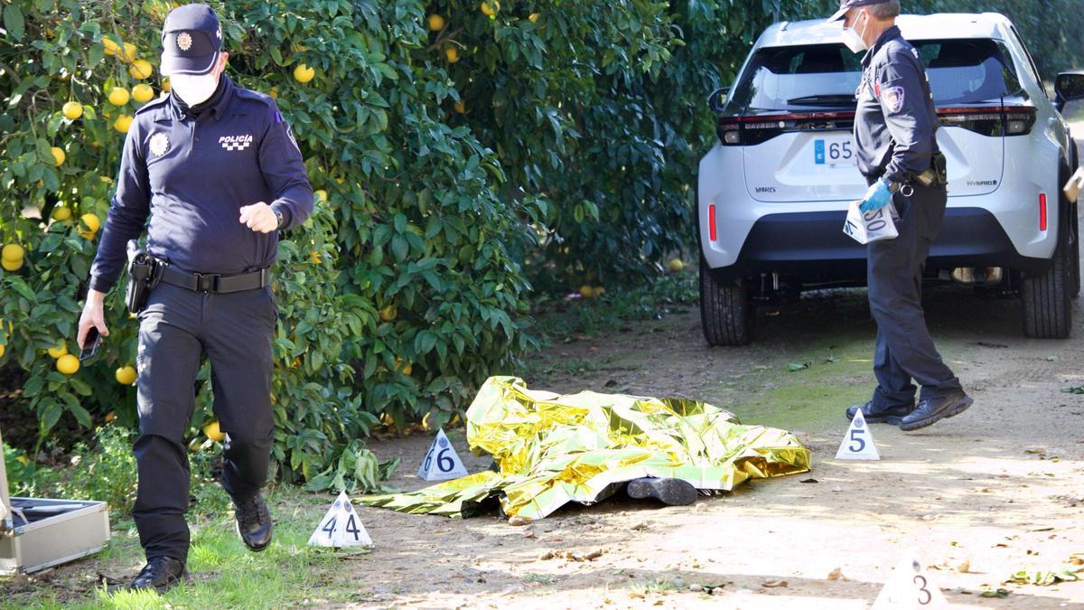 El cuerpo de la mujer fallecida yace en el suelo tras ser atropellada en Beniaján