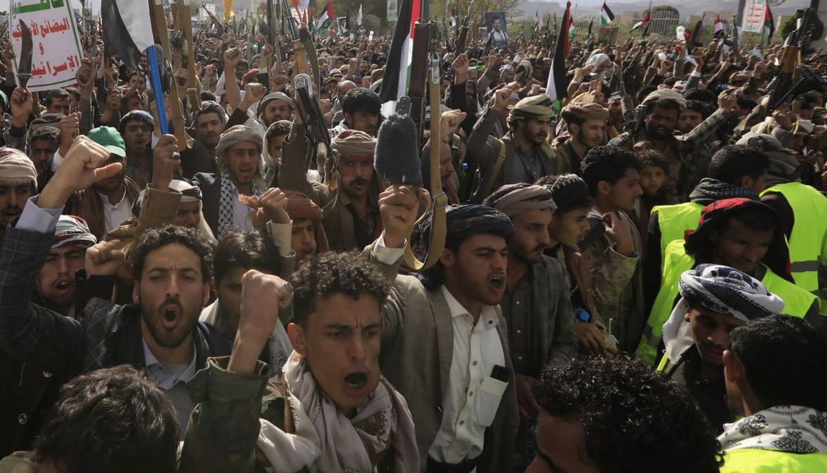 Manifestación masiva por los hutíes muertos. Miles de personas han marchado por las calles de la capital de Yemen, Saná, para homenajear a los hutíes muertos por los últimos ataques de Estados Unidos en el mar Rojo y expresar su apoyo al pueblo palestino, tal y como pidió el jueves el líder de los rebeldes yemeníes, Abdul Malik al Huti. El jefe de Estado de los rebeldes chiíes hutíes y comandante superior de las Fuerzas Armadas, Mahdi al Mashat, aseguró hoy que la “insensatez” que cometió EE UU al atacarles y matar a diez de sus miembros en el mar Rojo será respondida. | YAHYA ARHAB / EFE