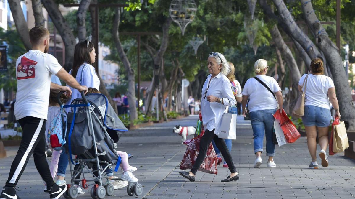 Varias familias durante el trajín de las compras navideñas en una calle comercial del Archipiélago.