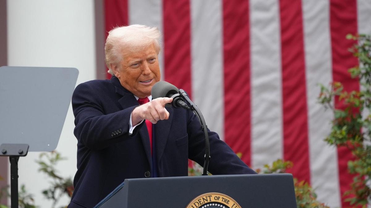 El presidente estadounidense, Donald Trump, el 2 de abril de 2025 en el Jardín de las Rosas de la Casa Blanca (Washington).