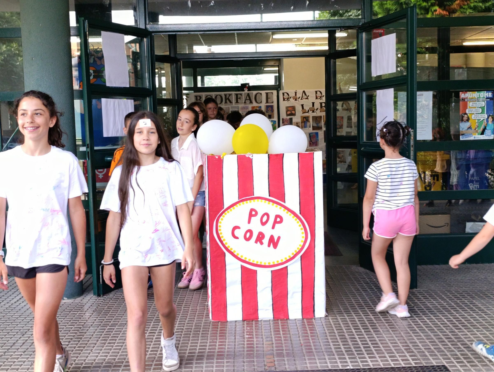 El colegio La Fresneda entierra sus deseos de futuro en una cápsula del tiempo