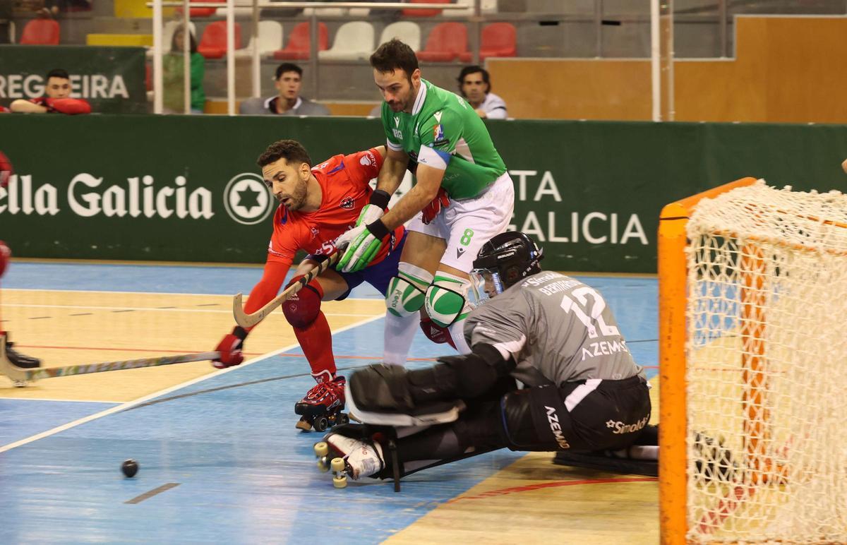 Dava Torres amenaza la portería del Oliveirense en el duelo de la primera vuelta en el Palacio de Riazor.