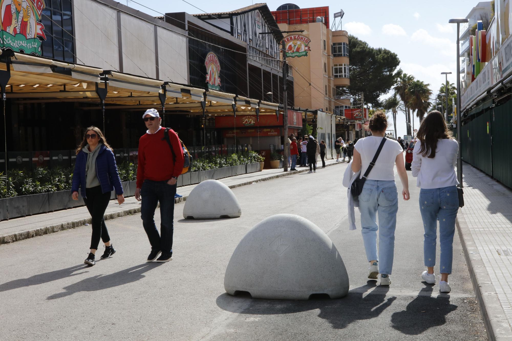 Volle Cafés, gezügelte Schinkenstraße: So sieht es an der Playa de Palma vor Ostern auf Mallorca aus