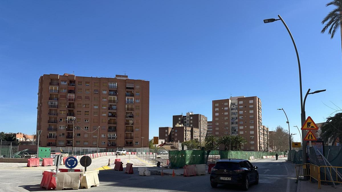 La nueva calzada, a la izquierda, permitirá eliminar el paso a nivel (derecha de la imagen).