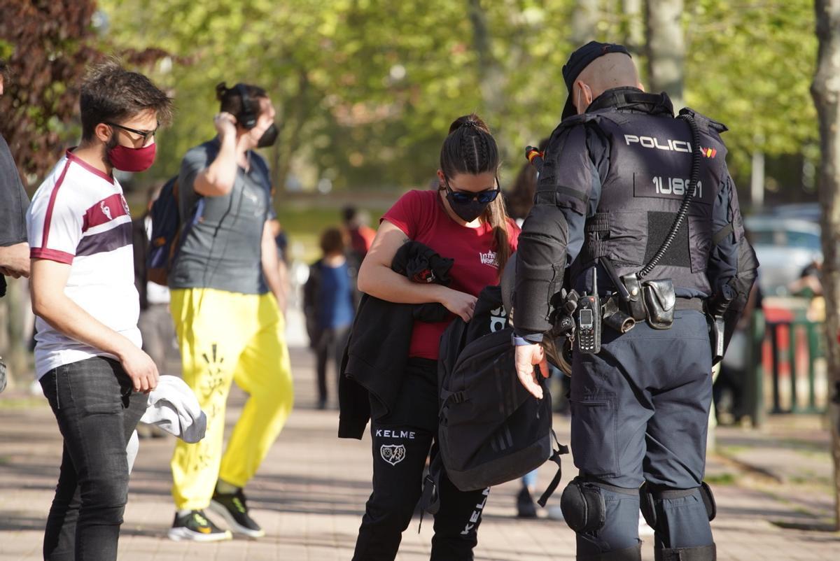 Policías antidisturbios controlando el acceso a la conocida como 'plaza Roja'