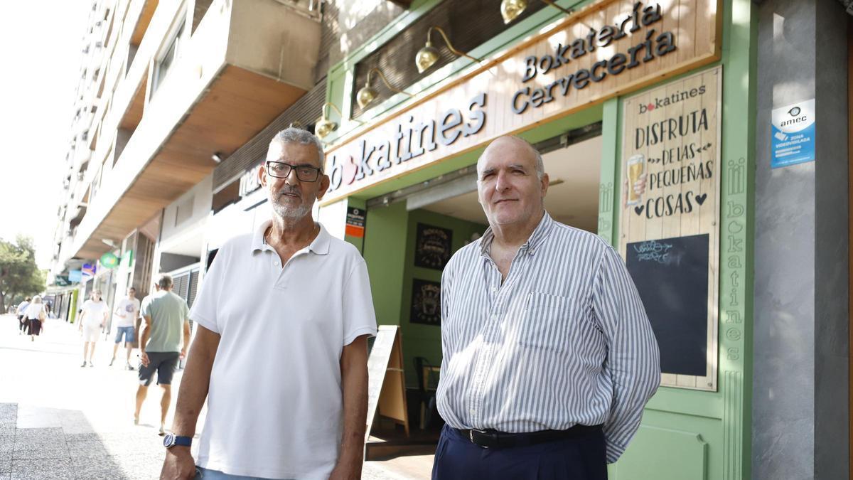 Julio Artajo y Carlos Val, dueños de Bokatines, delante del local de Cesáreo Alierta
