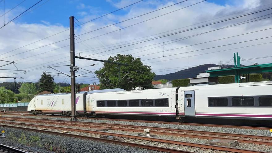 Los trenes Avril hacen la primera parada de pruebas en la estación de Vilagarcía de Arousa