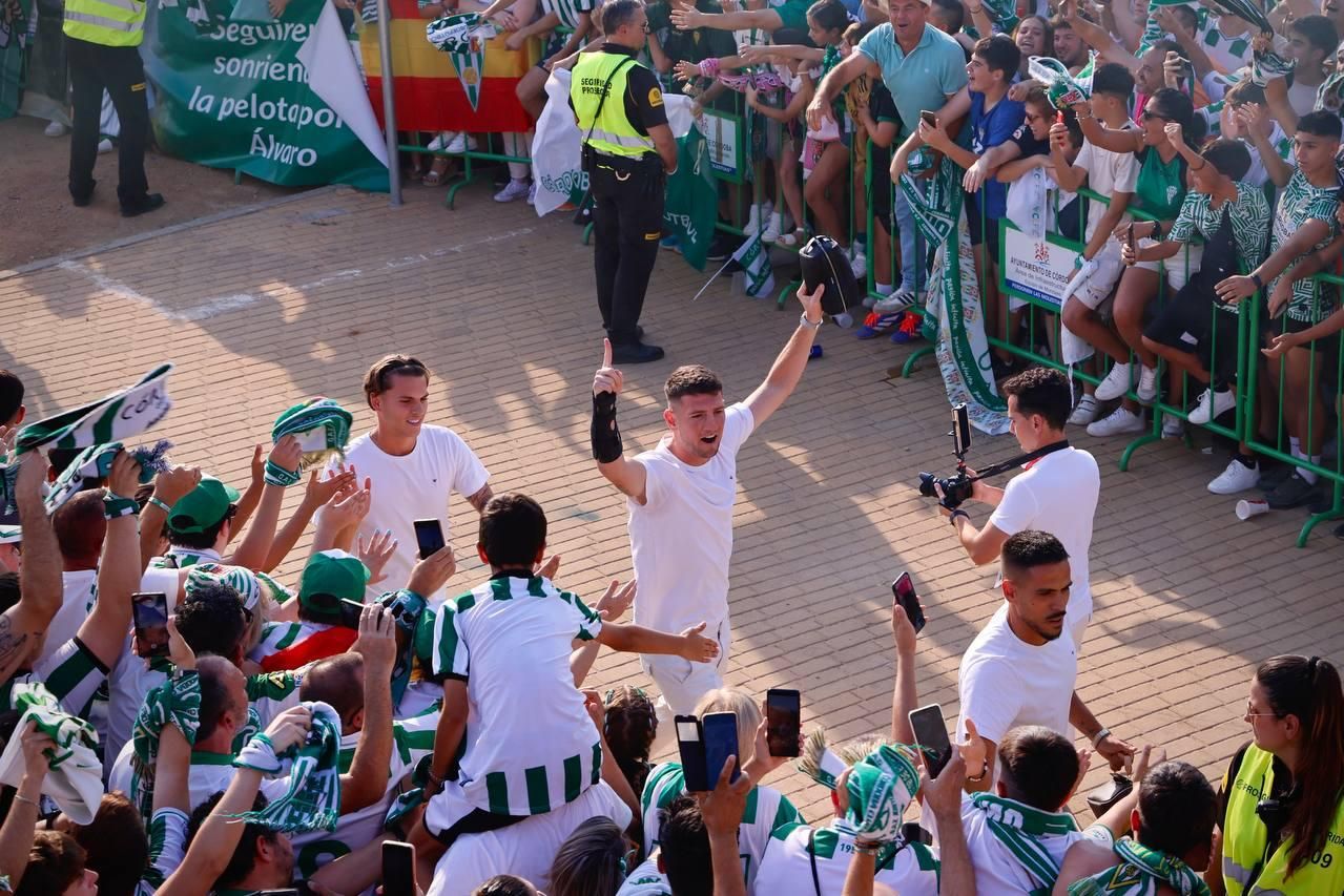 Así recibió la afición del Córdoba CF al autobús del equipo en El Arenal