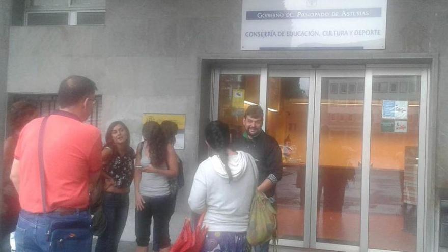 Interinos a las puertas de la Consejería de Educación, a la espera de datos.