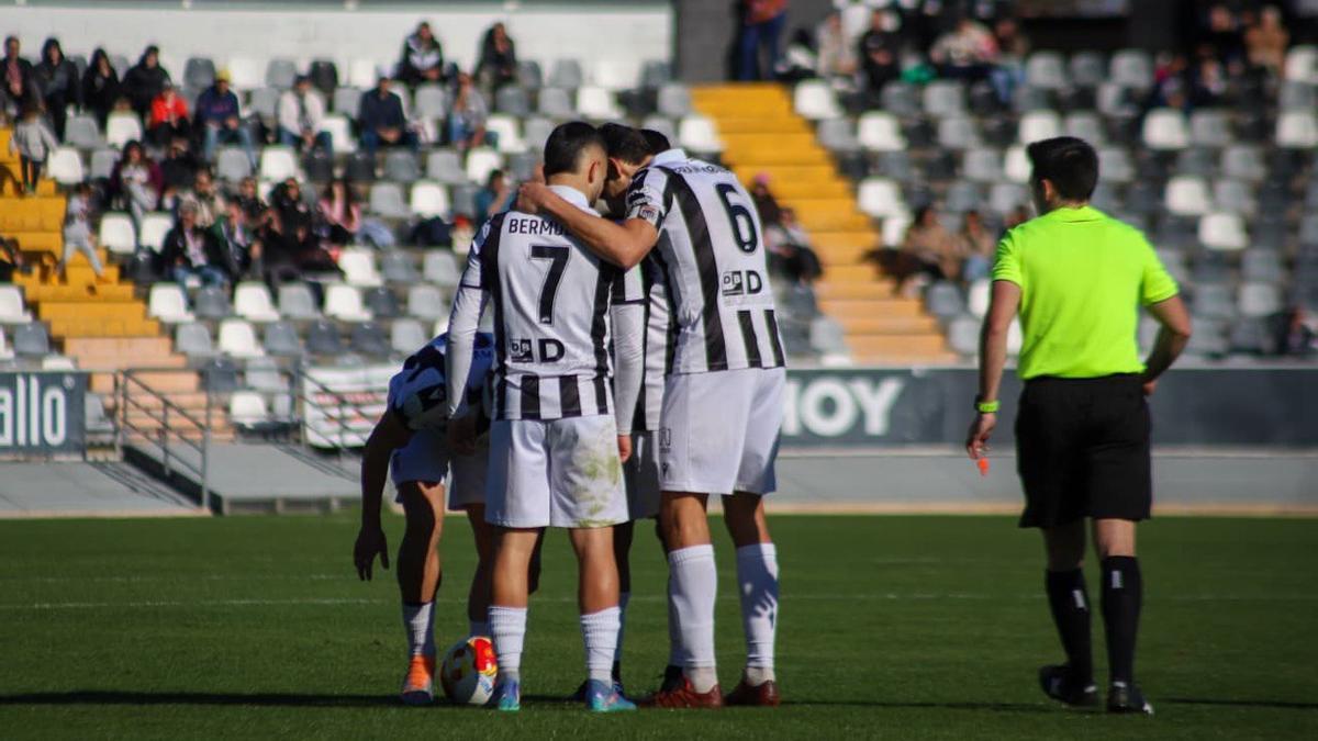Bermúdez y Fran Miranda discuten sobre una acción en el Badajoz-Jaraíz.