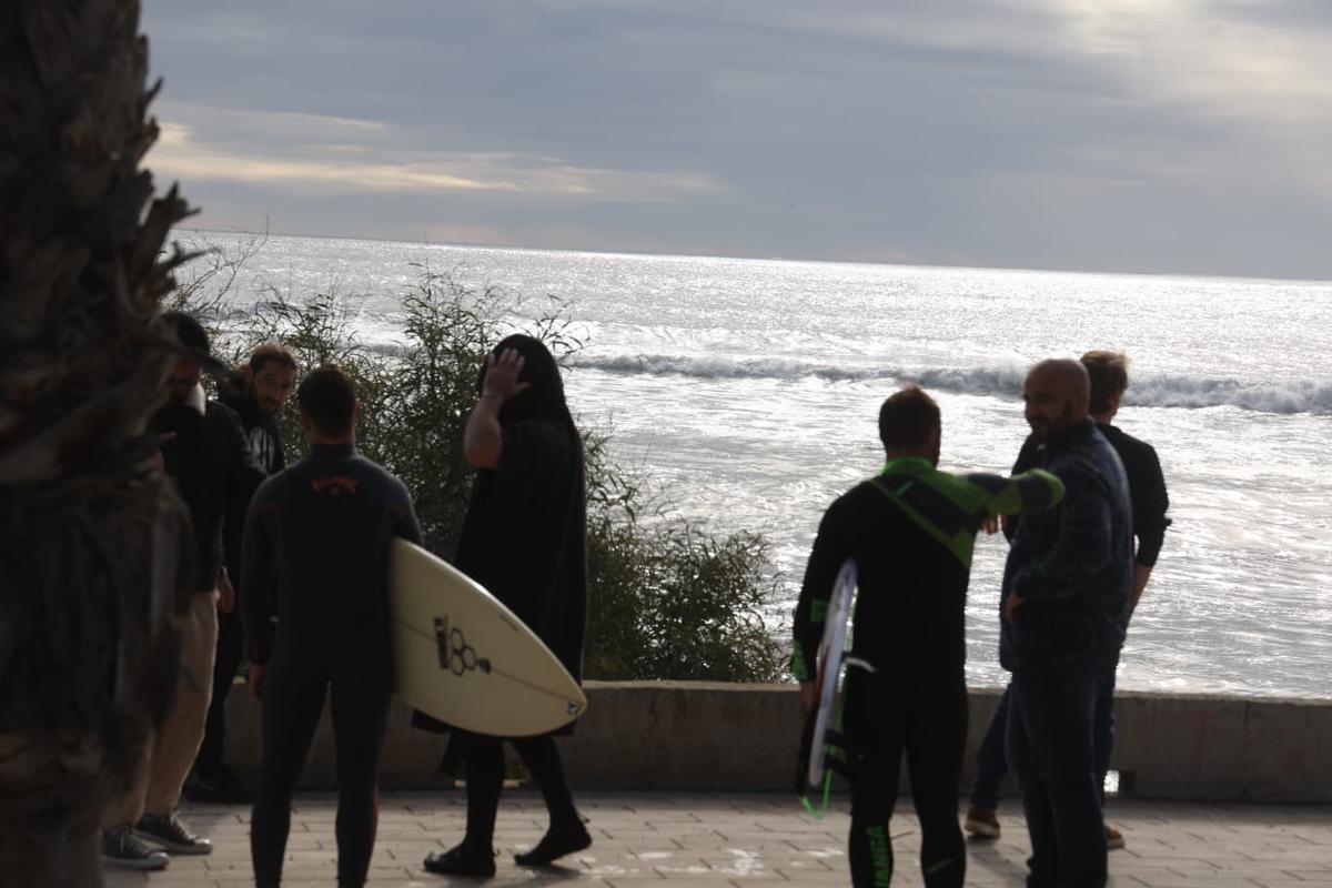 El temporal reúne a surfistas en busca de las mejores olas en la Caleta