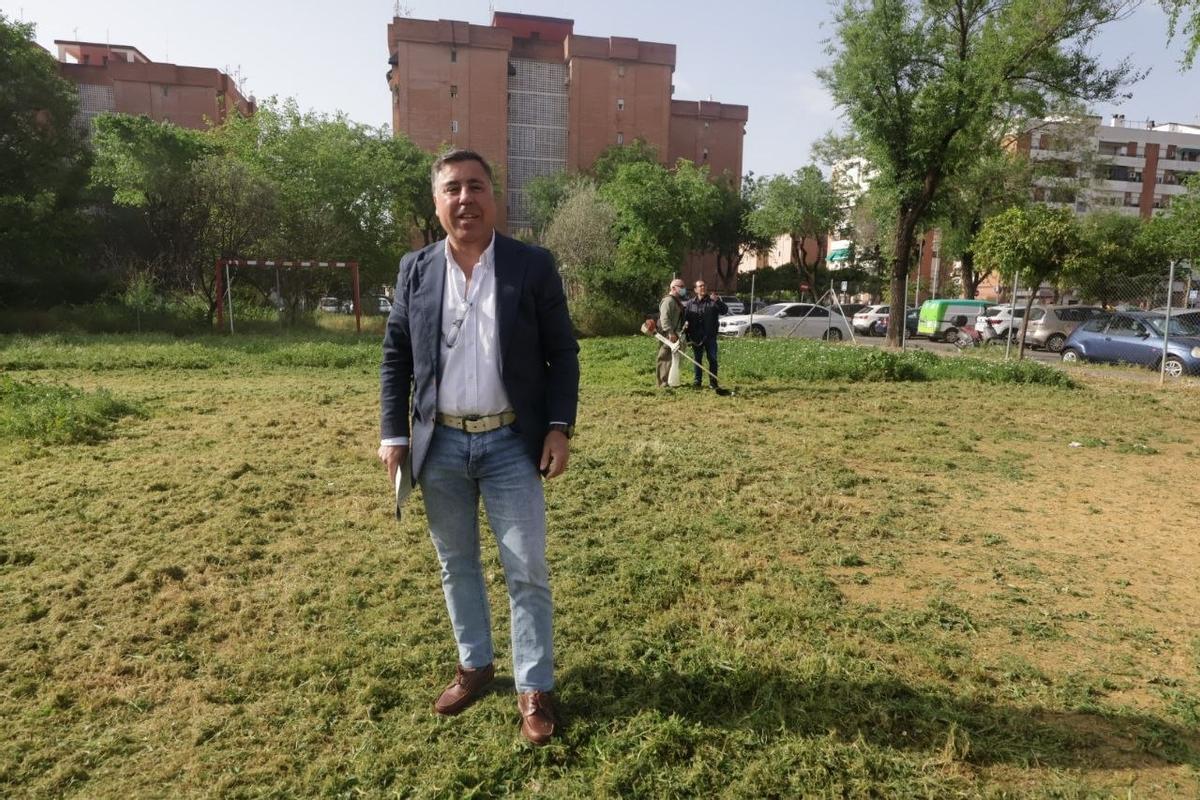 Miguel Ruiz Madruga, en un solar municipal que se está desbrozando en el barrio de la Fuensanta.