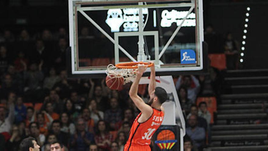 El Valencia Basket salva con nota la visita del Fuenlabrada