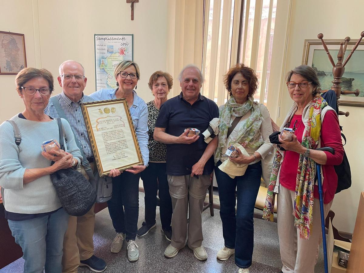 Funcionarios alicantinos que visitaron el Comune (Ayuntamiento) de Carloforte y fueron recibidos por la vicealcaldesa, Elisabetta Di Bernardo, que posa con el protocolo original del hermanamiento de ambas ciudades.