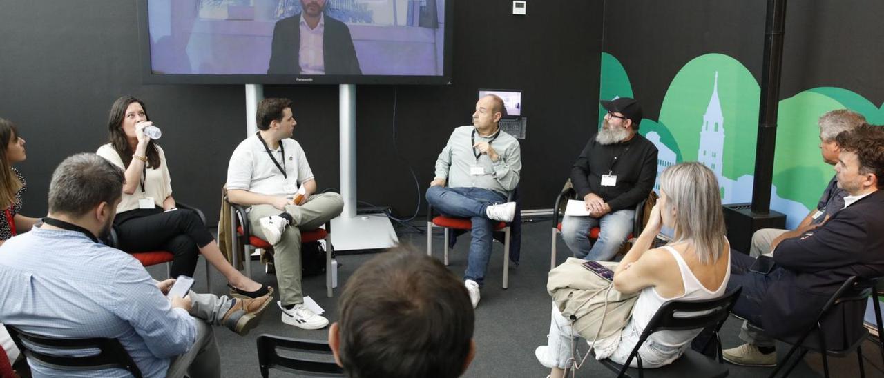 Sentados, por la izquierda, Sandra Isabel Novo, Javier Espina, Fidel Delgado y Mauricio O’Brien, en el stand del Ayuntamiento de Gijón. | Ángel González