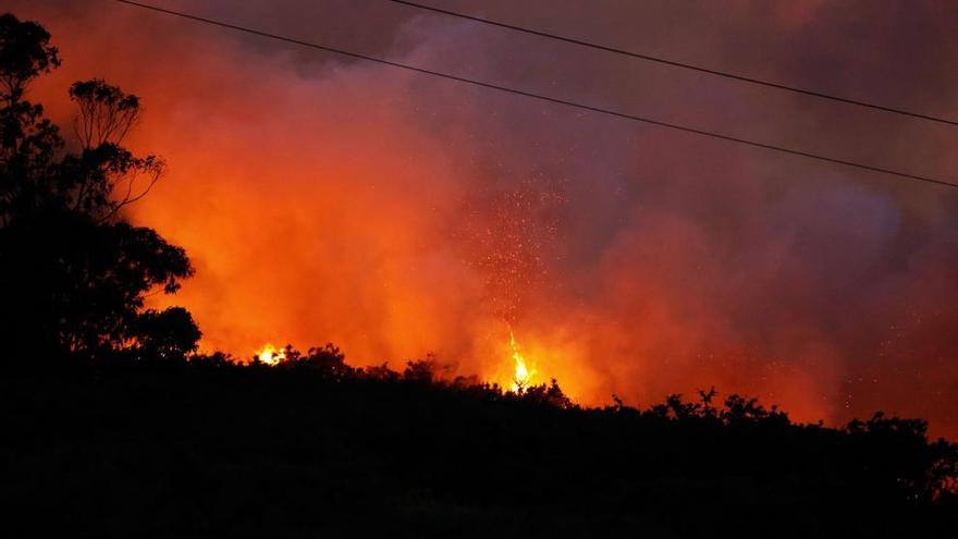 El incendio, visto desde Laviana (Gozón), ayer por la noche