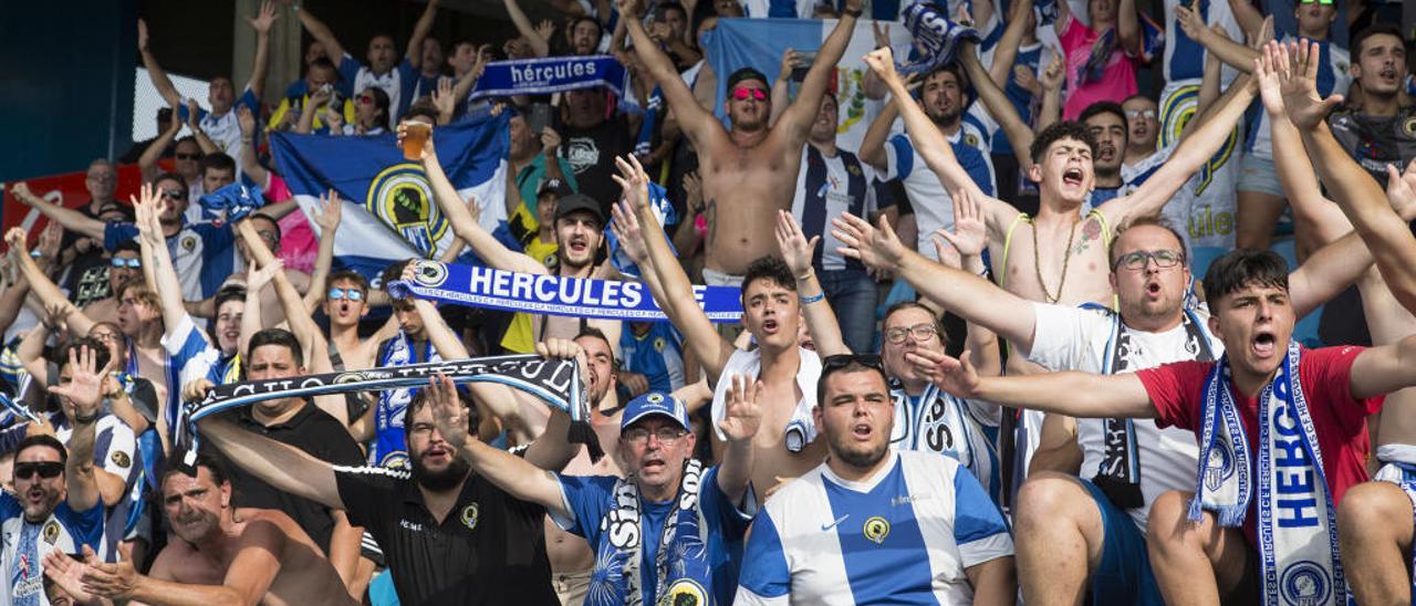 Aficionados del Hércules, ayer, en una de las gradas de El Toralín.