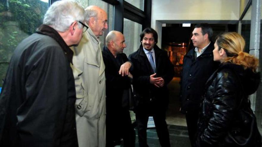 De izquierda a derecha, Carlos Valle, José Manuel Asorey, Manolo Paz, Vicente Pérez, Luis Aragunde y Carmen Asorey. // Iñaki Abella