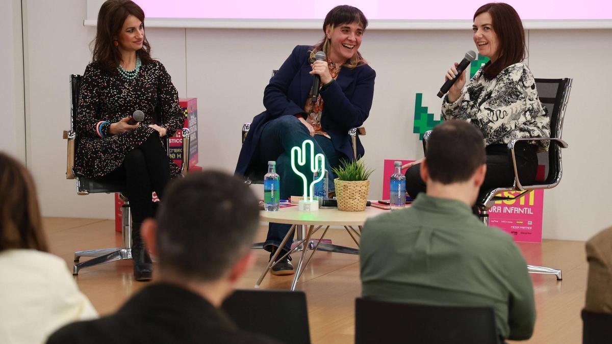 Yolanda Castaño, Lucía Aldao e Ledicia Costas na mesa redonda «Vivir da cultura»