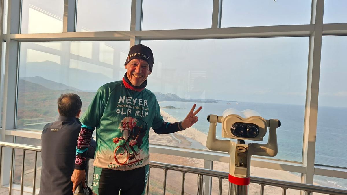 Pichi mostrando una conocida playa surcoreana.,