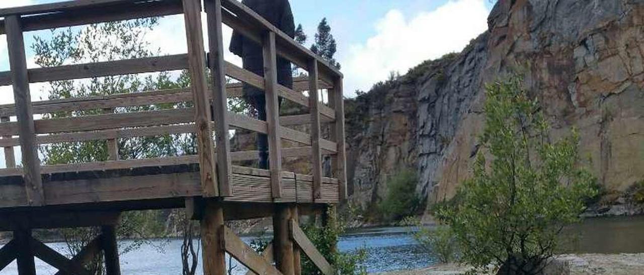 Algunos residuos lanzados al agua en la laguna de Pedras Miúdas.