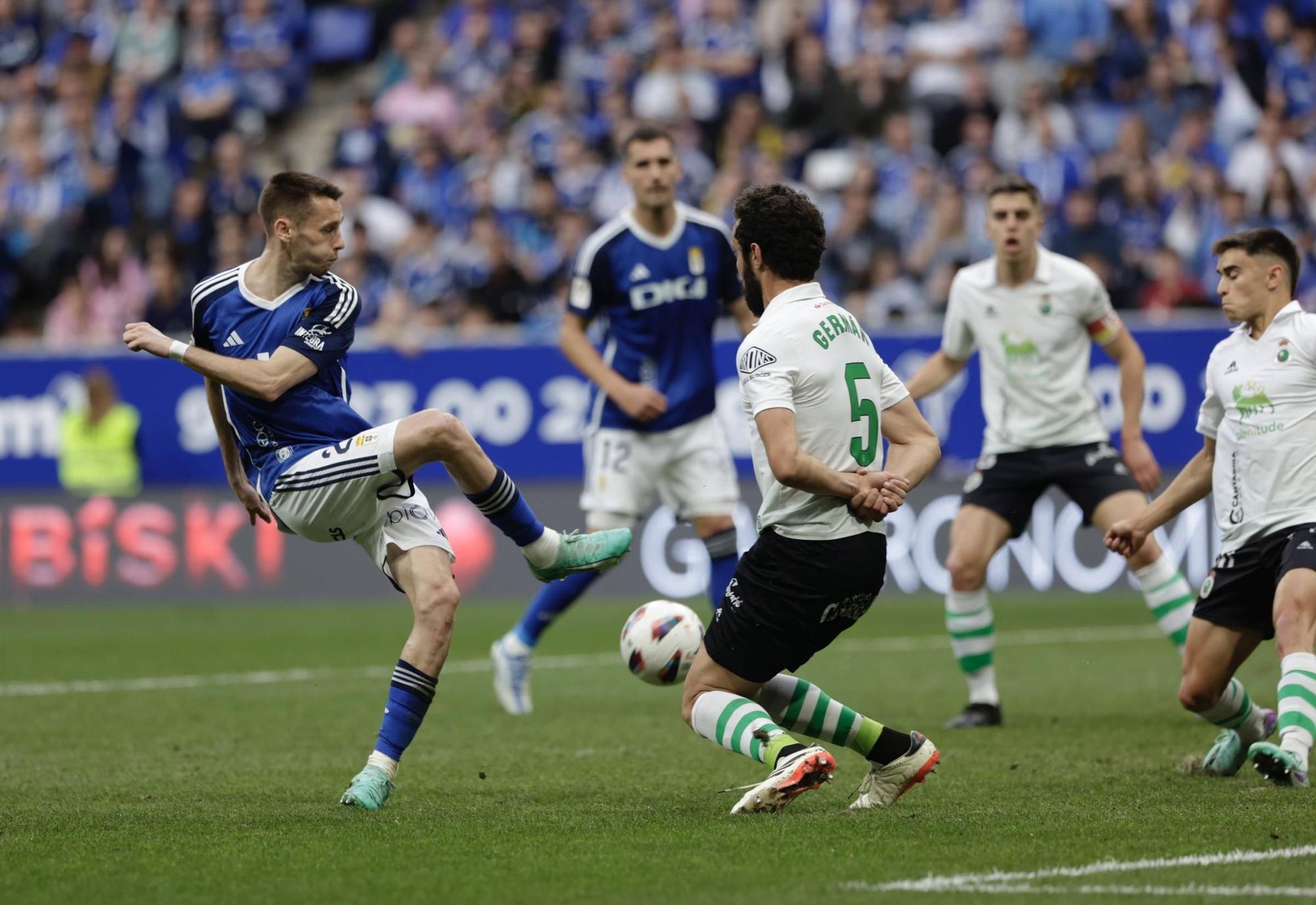 EN IMÁGENES: Partido y ambientazo del Real Oviedo-Racing de Santander disputado en el Tartiere