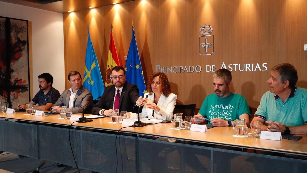 Adrián Barbón y la consejera de Educación, Eva Ledo, con los representantes sindicales