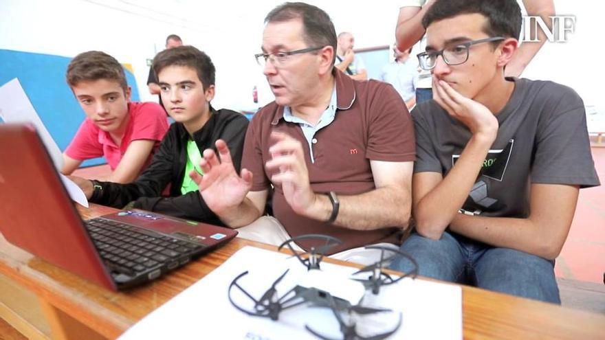 El IES El Palmeral de Orihuela organiza un pionero taller para programar drones