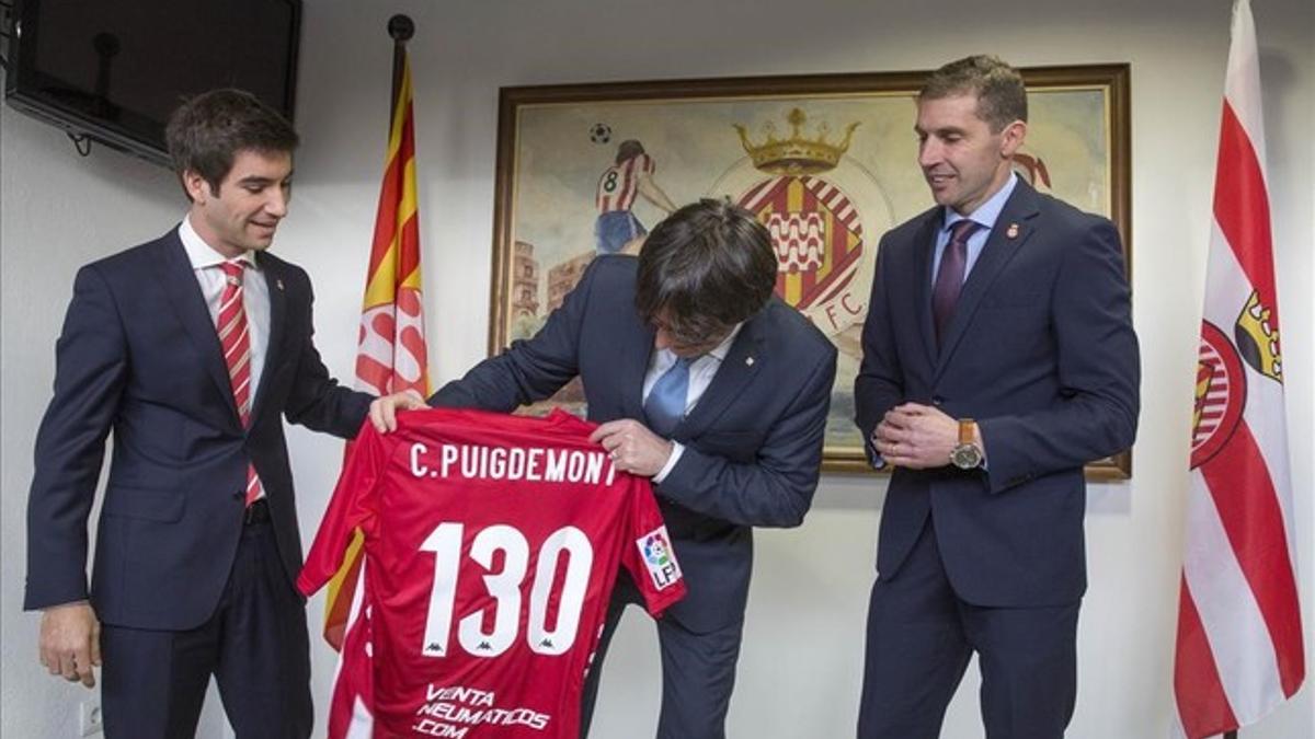 El presidente de la Generalitat recibe una camiseta del Girona con su nombre en el dorso