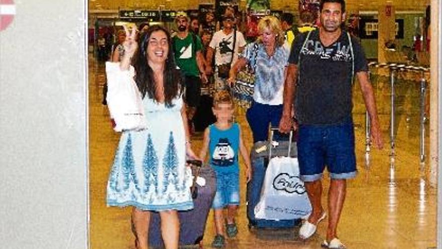 Els passatgers que van tornar diumenge al vespre de Dubrovnik a l&#039;aeroport de Barcelona.