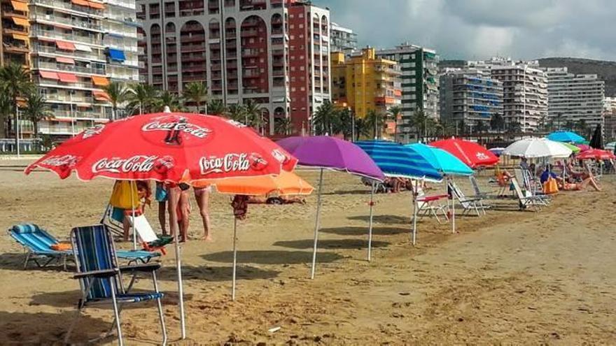 Los &#039;sombrilleros&#039; de Cullera desoyen la orden y ocupan la playa a las 8 de la mañana