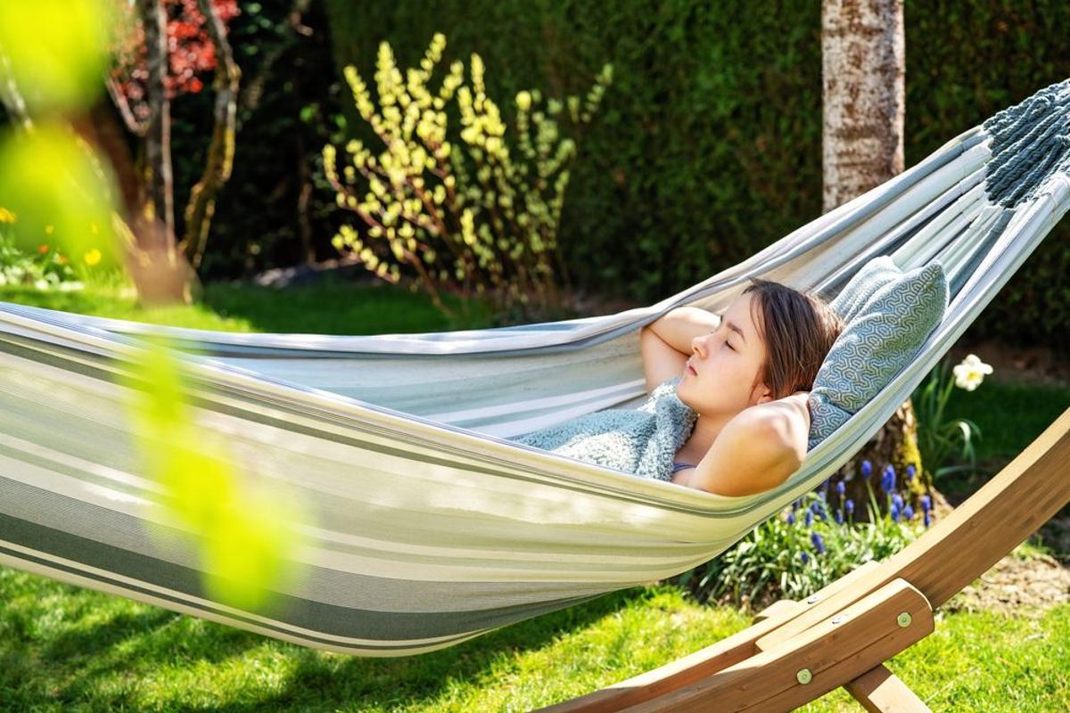 Una joven disfruta de una siesta.