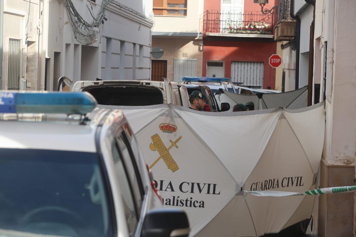 Agentes de la Guardia Civil, en la casa donde se produjo el crimen del chico de 13 años