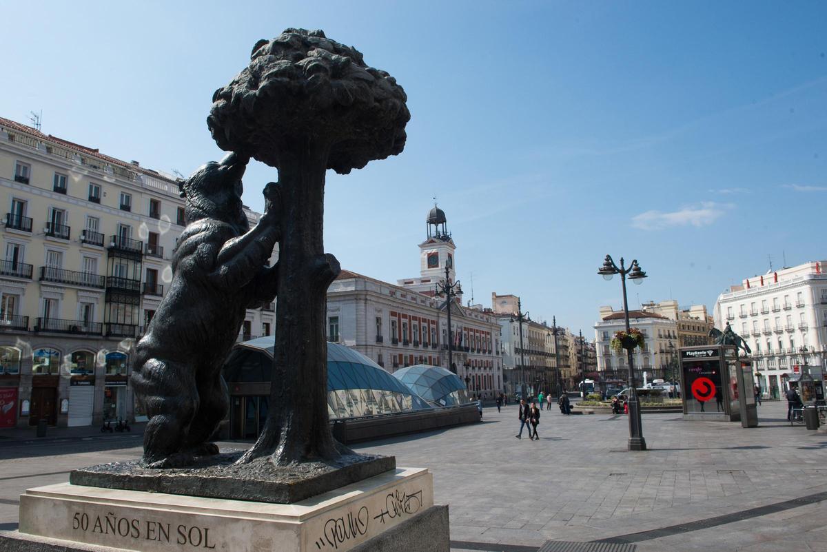 Archivo - El Oso y el Madroño en primer plano, con la Puerta del Sol detrás.