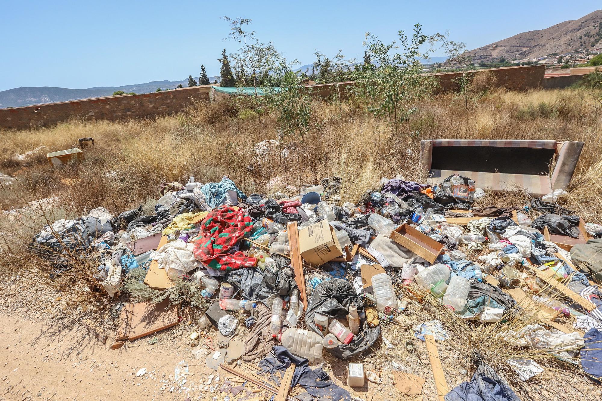 Un cementerio de escombros, enseres y basura en Orihuela