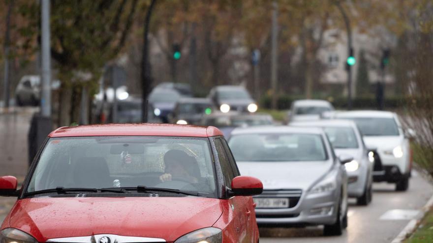 Una fila de coches transita por Zamora capital. |