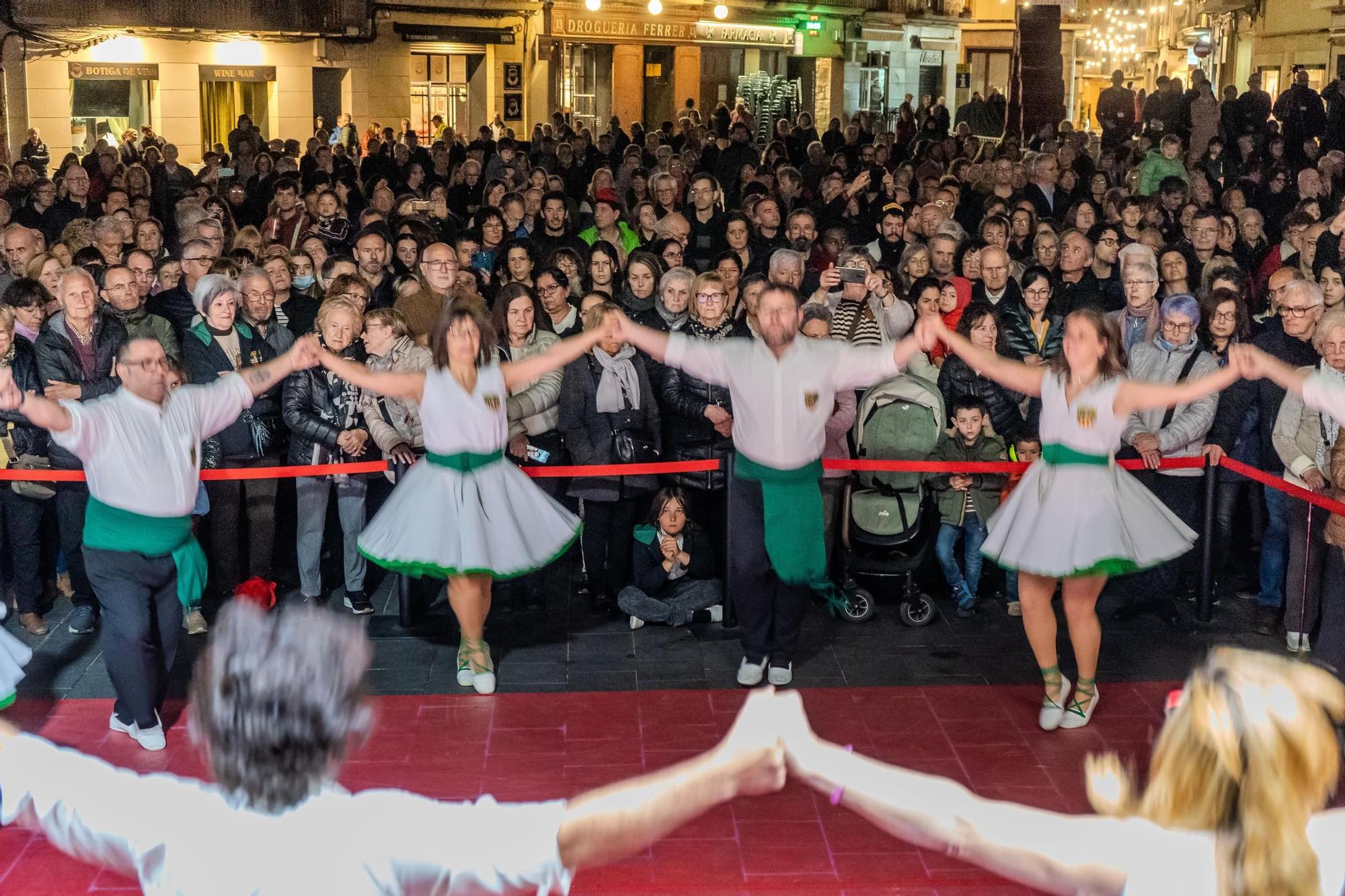 Totes les imatges de l'acte d'estrena de la capital de la sardana