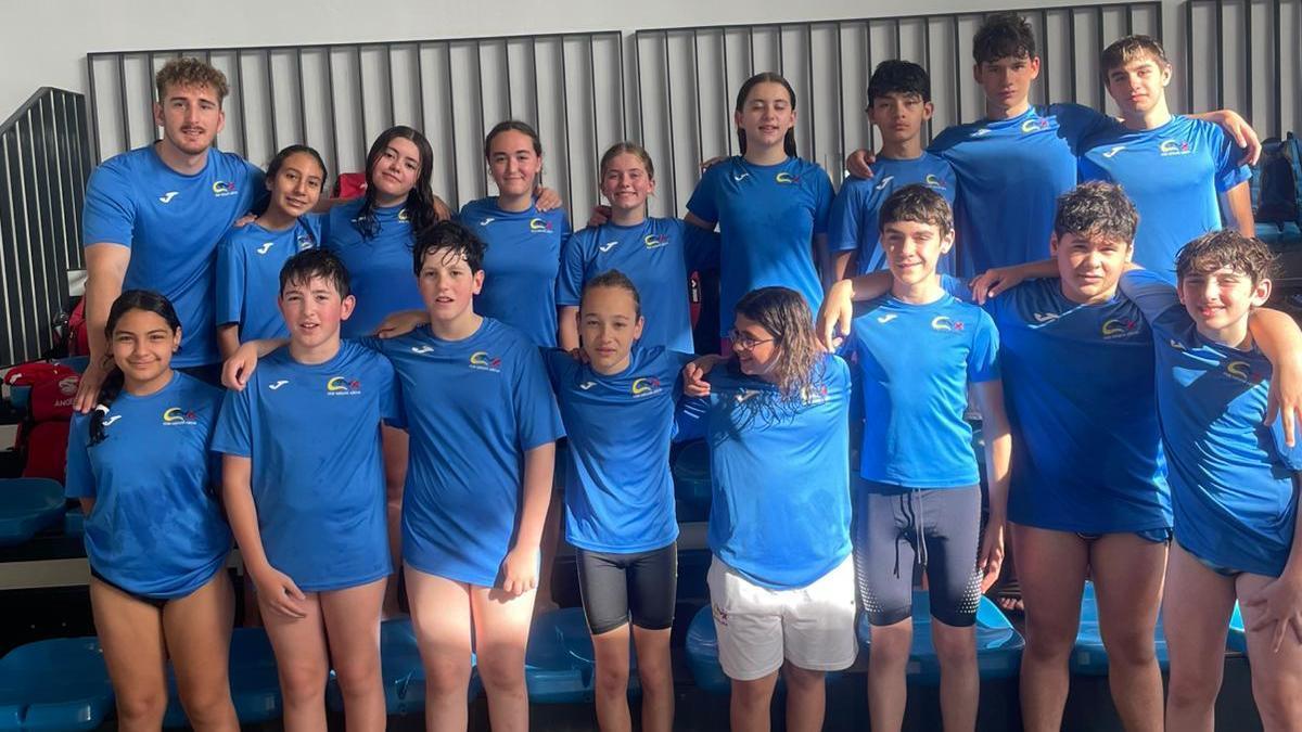 Nadadores del CN Xàtiva en la competición de la liga alevín celebrada en Oliva.